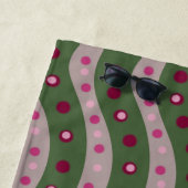 マゼンタピンクグリーンスプリングタイム水玉模様 パターン（の模様が）ある ビーチタオル (インサイチュ)