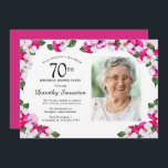 マゼンタピンクホワイトフォト70th誕生日ディナー 招待状<br><div class="desc">70歳エレガントの誕生日パーティーの詳細と写真を囲む水彩画のフレーム。明るくカラフルマゼンダ、ピンクと白のフローラは、春や夏の誕生祝いに最適である。すべての文字は編集可能なので、正しいビューを作成できる。招待状の裏はマゼンタ鮮やかだ。この招待はピンクパンシーのコレクションの一部である。招待状・パッケージを作成ユニークし、パーティー・サプライを調整するテンプレート。</div>