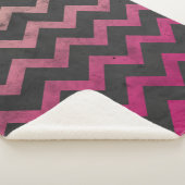 マゼンタピンクレッドグラデーションダークグレーシェブロンパターン シェルパブランケット (3/4)