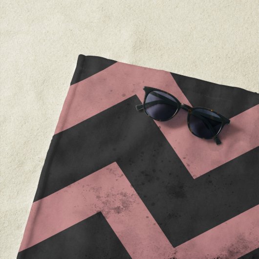 マゼンタピンクレッドグラデーションダークグレーシェブロンパターン ビーチタオル (インサイチュ)