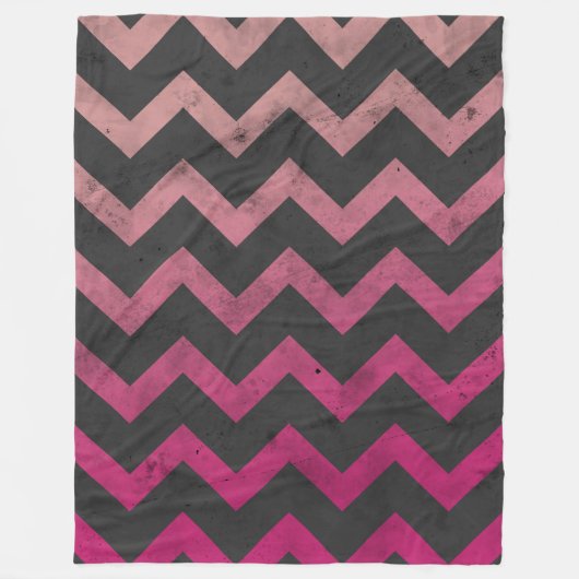 マゼンタピンクレッドグラデーションダークグレーシェブロンパターン フリースブランケット (正面)