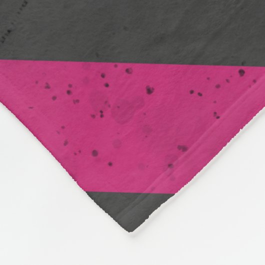 マゼンタピンクレッドグラデーションダークグレーシェブロンパターン フリースブランケット (角)