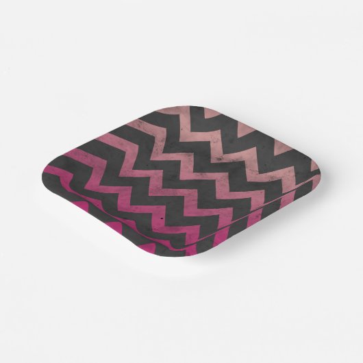 マゼンタピンクレッドグラデーションダークグレーシェブロンパターン ペーパープレート (傾斜あり)