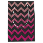 マゼンタピンクレッドグラデーションダークグレーシェブロンパターン ミディアムペーパーバッグ (正面)