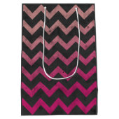 マゼンタピンクレッドグラデーションダークグレーシェブロンパターン ミディアムペーパーバッグ (裏面)