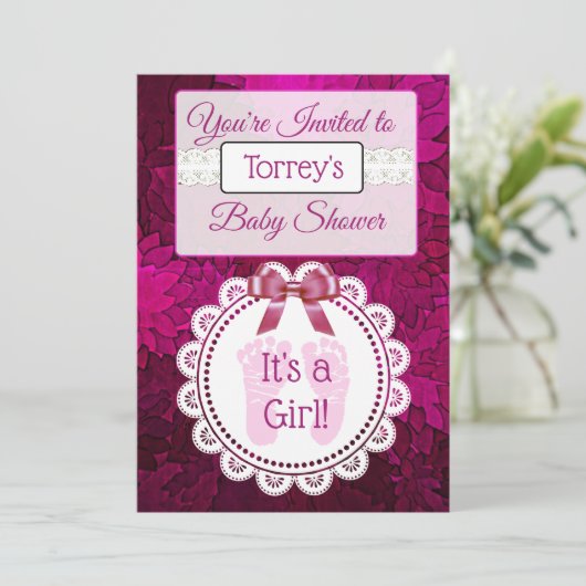 マゼンタフットプリントガールズベビーシャワー招待状 招待状 (スタンド正面)