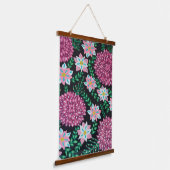 マゼンタ色の花（黒） 吊り下げ型タペストリー (傾斜あり)
