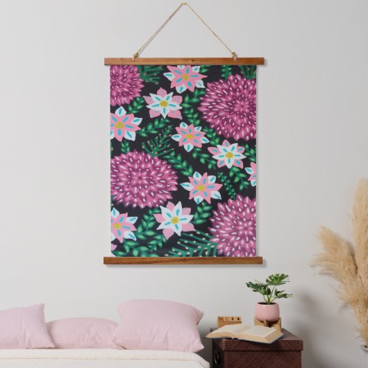 マゼンタ色の花（黒） 吊り下げ型タペストリー (寝室)