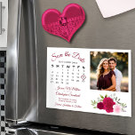 マゼンタ&ピンクのバラのカレンダーPhoto Save the Date マグネット招待状<br><div class="desc">この美しい磁気カードは、あなたの友人や家族にあなたの今後の日付を保存することを知らせる素晴らしい結婚方法である。素朴なボホシックなデザインは、マゼンダ絵を描ン、ホットピンク、赤面の色合いのハンドウォーターの色のバラのクラスタと特徴。カードの離れ側面は、あなたの特別な日と結婚あなたの月のカスタマイズ可能なカレンダのまわりにーである。あなたの名前の宇宙、場所と短いノートがある。右に花の上にあなたの写真のための宇宙がある。エレガントスタイリッシュと、シックな、このカードはあなたの来る事の完璧な思い出結婚だ！</div>