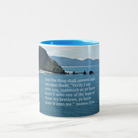 マタイによる福音書第25章40節と王は答える… ツートーンマグカップ (中央)