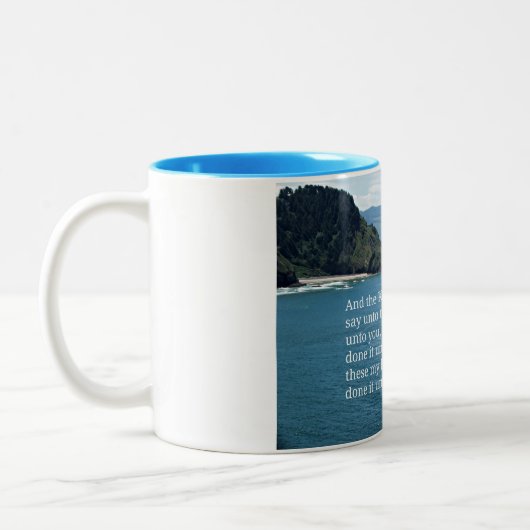 マタイによる福音書第25章40節と王は答える… ツートーンマグカップ (左)