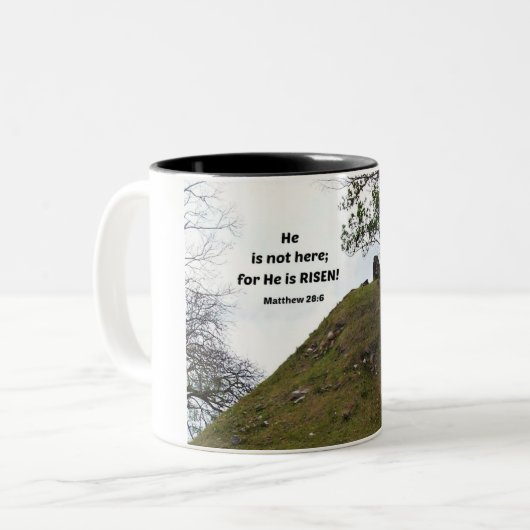 マタイによる福音書第28章6節は彼は来ない。彼は立ち上がったからである。 ツートーンマグカップ (正面左)