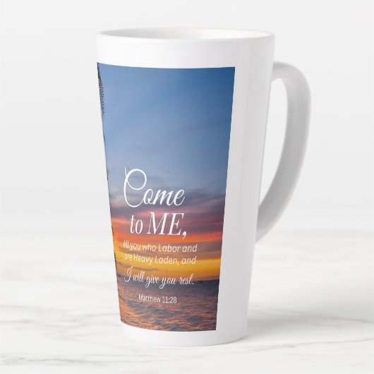 マタイ11:28聖書の詩のヤシの木の夕日 カフェラテマグ (右アングル)