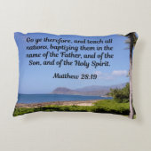 マタイ28:19それゆえ行き、すべてのま教えで行け アクセントクッション (裏面)