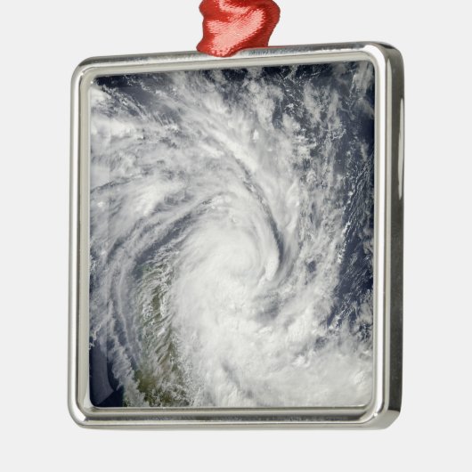マダガスカル来に上陸する熱帯性風雨 メタルオーナメント (左)