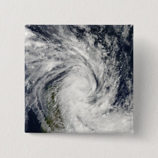 マダガスカル来に上陸する熱帯性風雨 缶バッジ (正面)