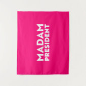 マダム社長モダンタイポグラフィホワイトホットピンク タペストリー (正面)