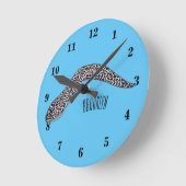 マダラのウナギの漫画イラストレーション ラウンド壁時計 (傾斜)