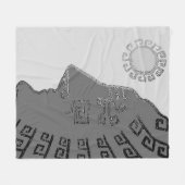 マチュピチュスタイリッシュスケッチオンシルバーグレイ フリースブランケット (正面(横))