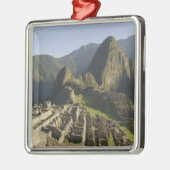 マチュピチュ、ペルーのインカ市の遺跡。 メタルオーナメント (左)