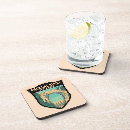 マッキナックアイランド州パークミシガンアーチロック コースター (右側)