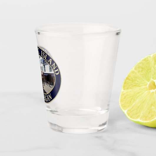 マッキナック島のダウンタウンにある馬と馬車 ショットグラス (右)