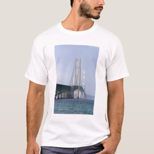 マッキナック海峡に架かるマッキナック橋 Tシャツ (正面)
