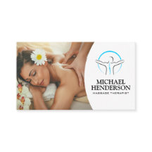 マッサージを受けて微笑む女性