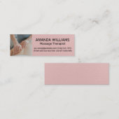 マッサージセラピスト | ピンクのレザーテクスチャ スキニー名刺 (正面/裏面)