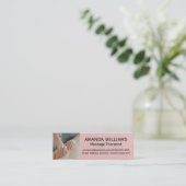 マッサージセラピスト | ピンクのレザーテクスチャ スキニー名刺 (スタンド正面)