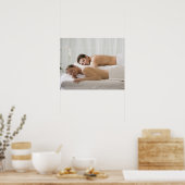 マッサージベンチに横たわる男女 ポスター (キッチン)