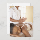 マッサージ（背中） 女性が背中をマッサージされているところ ポストカード (正面/裏面)