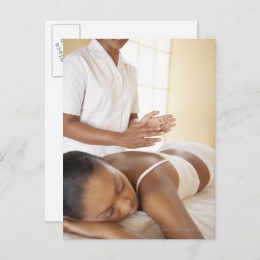 マッサージ（背中） 女性が背中をマッサージされているところ ポストカード (正面/裏面)
