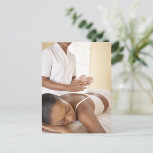 マッサージ（背中） 女性が背中をマッサージされているところ ポストカード (スタンド正面)