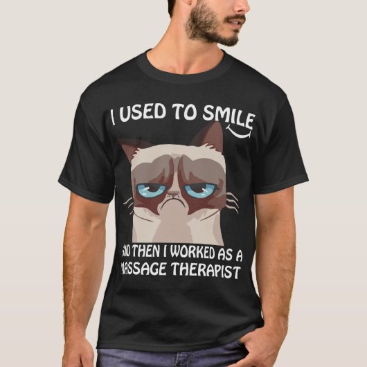 マッサージTherapisとしてそれから微笑するのに使用されて私は働きました Tシャツ (正面)