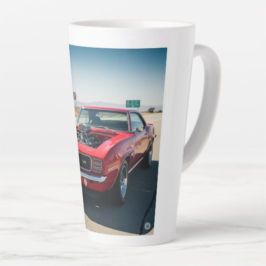 マッスルカー:精度とパフォーマンス カフェラテマグ (右アングル)