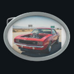 マッスルカー：精度とパフォーマンス 卵形バックル<br><div class="desc">マッスルカーのダイナミックなシルエットを特徴とし、強さと反逆を醸し出すロゴ。クロムのアクセントとスポットライト効果は、その強力な輪郭を強調し、プレステージと自由の感覚を伝える。ビジネス、カー車のクラブ、またはマッスルカーの永続的なレガシーに情熱を持つ誰にとっても理想的なエンブレム。</div>