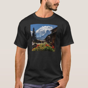 マッターホルンおよびZermattの村の家、スイス連邦共和国 Tシャツ