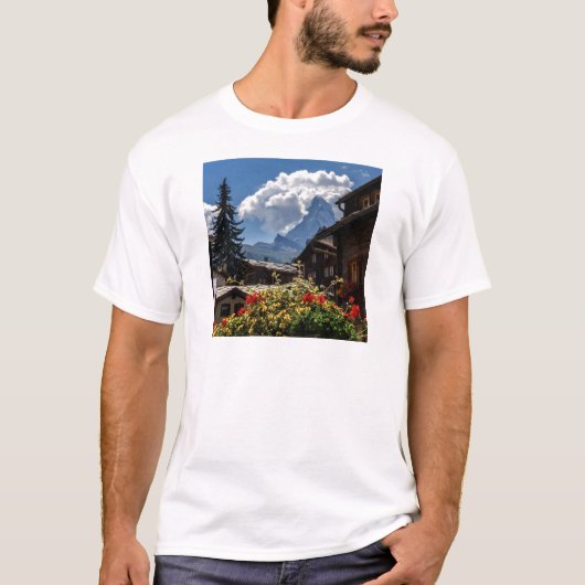 マッターホルンおよびZermattの村の家、スイス連邦共和国 Tシャツ (正面)