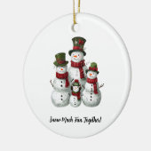 マッチする帽子とスカーフの愛らしい雪だるまファミリー セラミックオーナメント (左)