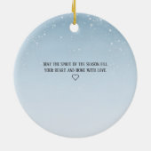 マッチする帽子とスカーフの愛らしい雪だるまファミリー セラミックオーナメント (裏面)