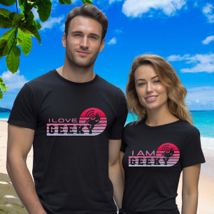 マッチングカップル名の日付バックI愛オタク系の Tシャツ