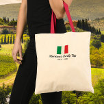 マッチングファミリーイタリイタリアントリップフラカスタムグ トートバッグ<br><div class="desc">旅行はイタリアにあなたの家族や旅行グループと？その後、このトートバッグは完璧である – デザインはフラグイタリアンと2行の文字を備えカスタムている。家族またはグループ名、休暇の日付、または任意のカスタム文字を追加するクラシックシンプルと – あなたのアドベンチャーとイタリアン旅行の記念に最適。</div>