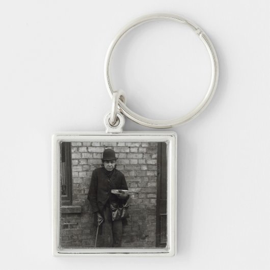 マッチ販売人。 c.1900 キーホルダー (正面)