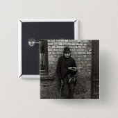 マッチ販売人。 c.1900 缶バッジ (正面&裏面)