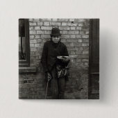 マッチ販売人。 c.1900 缶バッジ (正面)