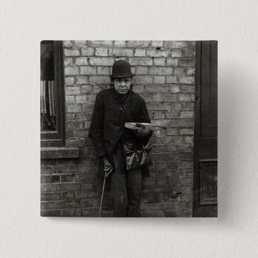 マッチ販売人。 c.1900 缶バッジ (正面)