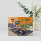 マットの黄色い部屋に眠い太った猫 ポストカード (スタンド正面)