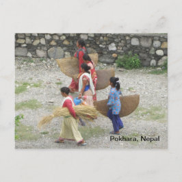 マットを織った女性 ポストカード