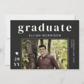 マットブラックモダンタイポグラフィ写真卒業 招待状 (正面)